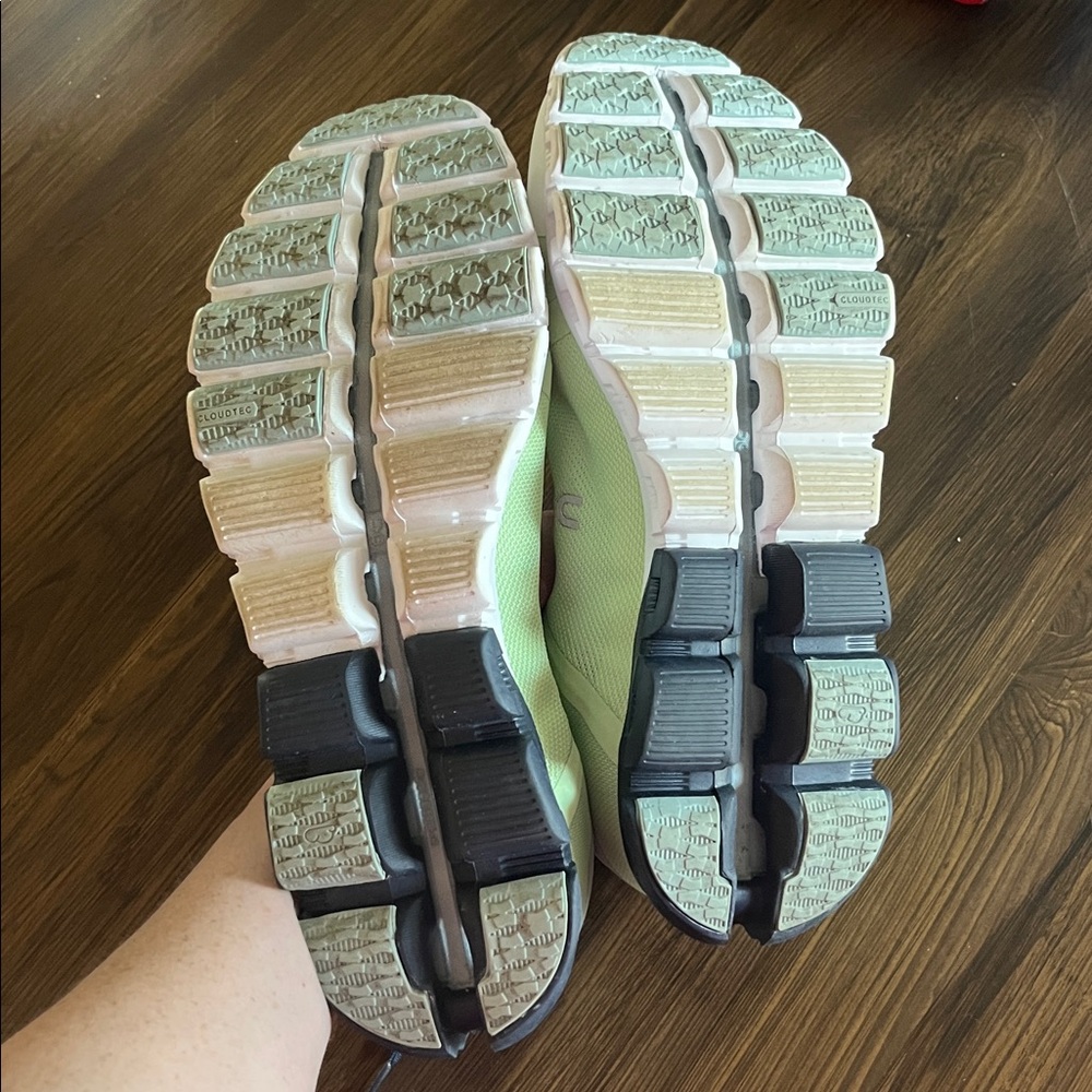 On Cloudflow 3 - Women Size 9 - Picture 2 of 5